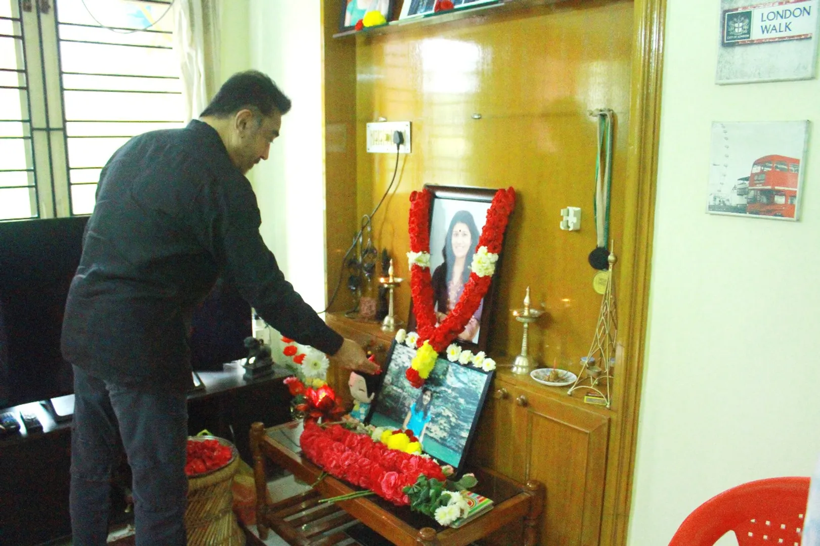 திரு. கமல் ஹாசன் அவர்கள் குரங்கனி தீ விபத்தில் பலியான சென்னையைச்சேர்ந்த நிஷா தமிழொளி மற்றும் அணு வித்யா இல்லத்திற்க்கு சென்று அவரது குடும்பத்தார்க்கு இரங்கல் தெரிவித்தார். {படங்கள்}